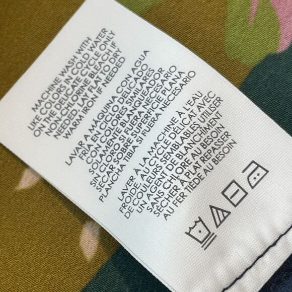 ~ CABI Med Blouse Floral Botanical Top Shirt Flowy Button Up Lightwt Navy Multi - Picture 15 of 15